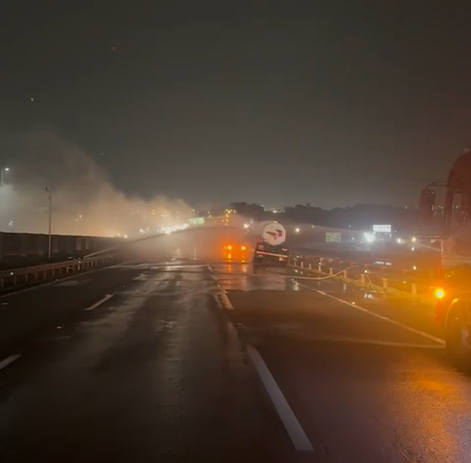 Incêndio em caminhão com carga perigosa interdita Rodovia Anhanguera em Sumaré. (Imagem: bombeiros)