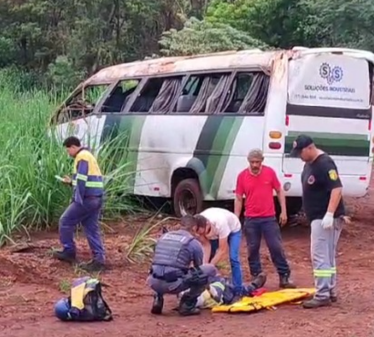 14 pessoas ficam feridas após tombamento de micro-ônibus em rodovia da região