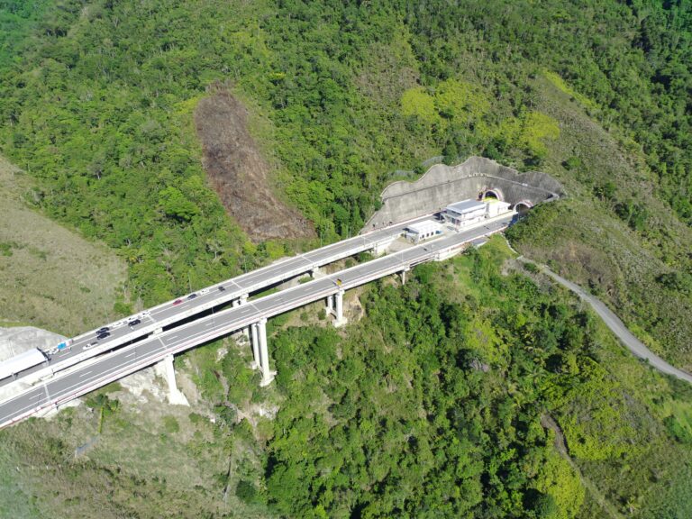 Acidente com moto deixa duas pessoas feridas no Contorno Sul, em São Sebastião