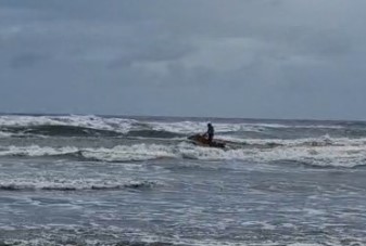 Jovem desaparece no mar após entrar em corrente de retorno