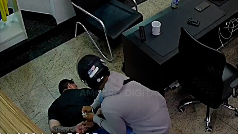 Ladrão se passa por motoboy e deixa prejuízo de R$16 mil em loja de celulares; veja vídeo