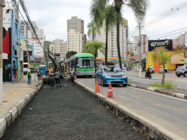 Obras para instalação de piso rígido interditam Av. Andrade Neves em Campinas