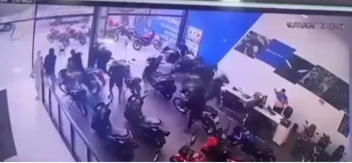 Grupo de 10 bandidos invadem concessionária e roubam motocicletas em São Vicente; VÍDEO