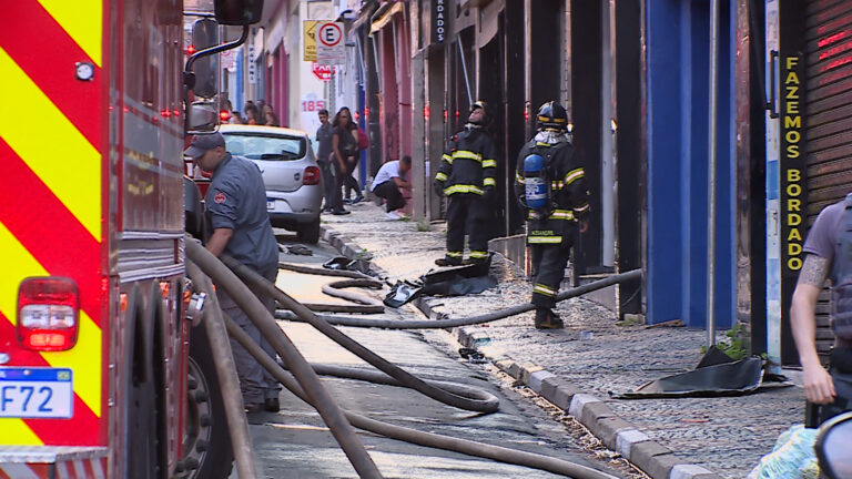 Duas ruas no entorno de loja que pegou fogo no centro de Campinas seguem interditadas