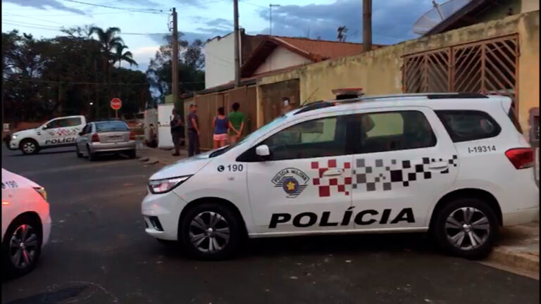 Criança de 10 anos chama a PM ao ver o pai esfaqueando a mãe