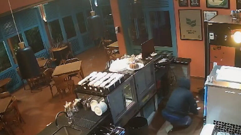 Homem furta TV de cafeteria e é denunciado por taxista; veja vídeo