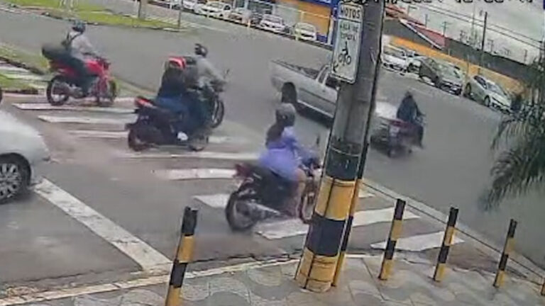 Motociclista é atingido por carro em avenida de Indaiatuba; veja vídeo