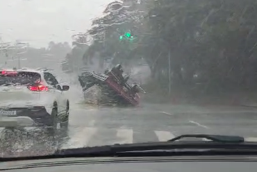 VÍDEO: Caminhão com açúcar tomba em cruzamento de Limeira