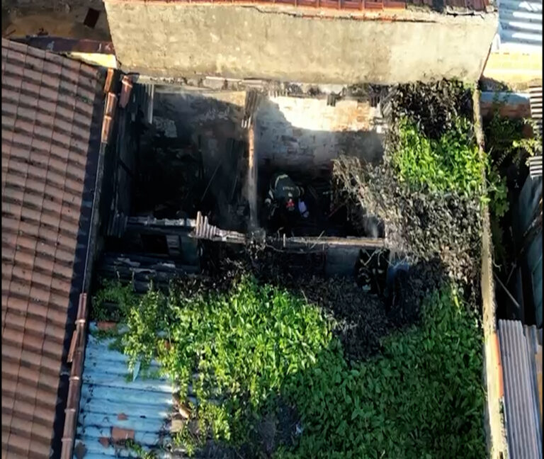 Casa pega fogo na Vila Rica em Campinas