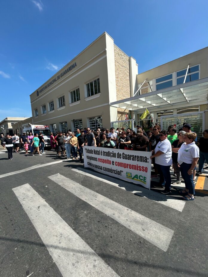 Comerciantes de Guararema fazem manifestação contra cancelamento de evento de Natal na cidade
