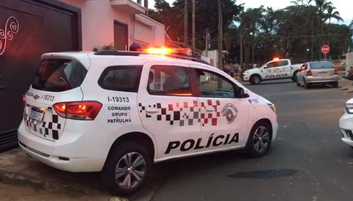 Menina de 10 anos chama a PM depois de presenciar o próprio pai esfaqueando a mãe