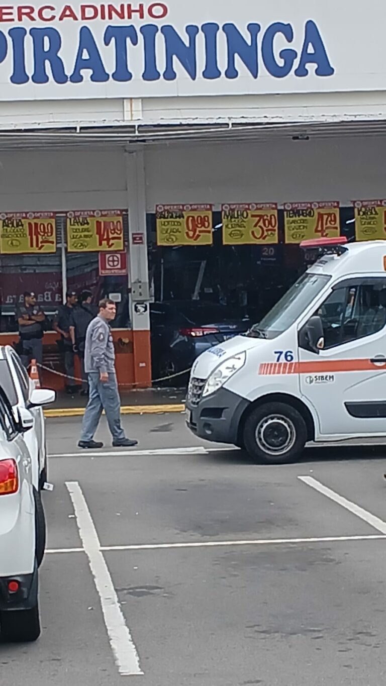 Carro invade mercado e deixa três pessoas feridas em São José dos Campos