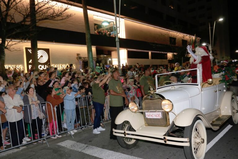 Papai Noel chega a Shopping de Santos no próximo final de semana em espetáculo na orla da praia