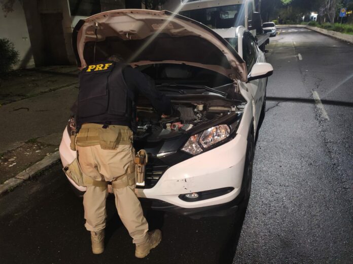 Venezuelana e colombianos são presos com carro furtado na Dutra, em Taubaté