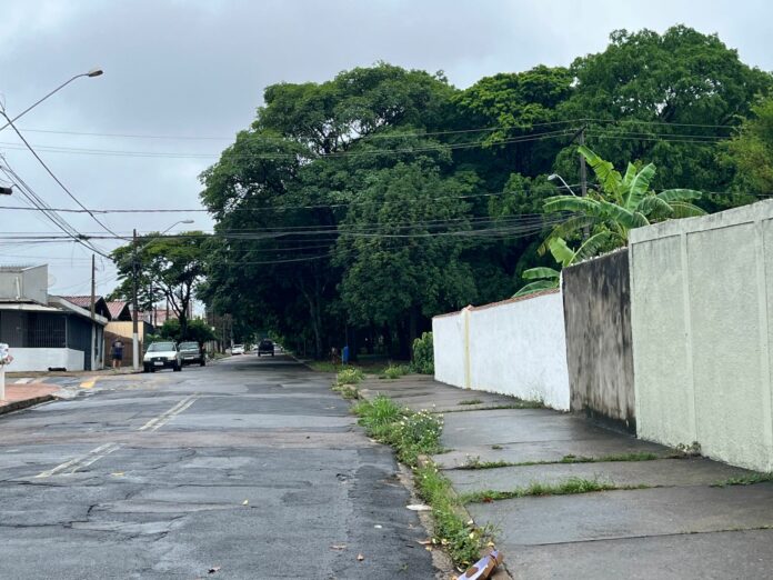 Dupla pula muro e furta casa no Jardim Flamboyant, em Campinas