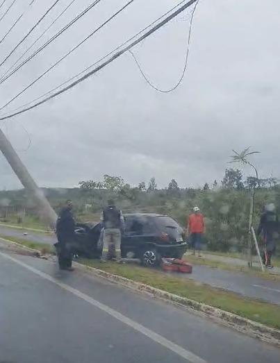 Mulher fica ferida após bater carro contra poste na Via Cambuí em São José