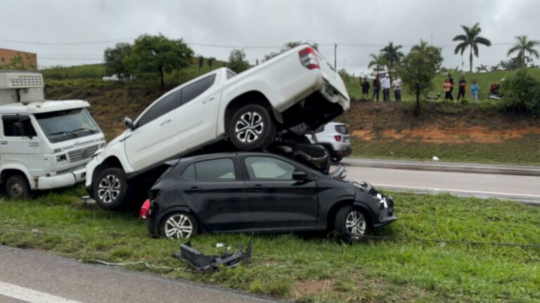 Engavetamento na Santos Dumont deixa seis feridos e paralisa rodovia