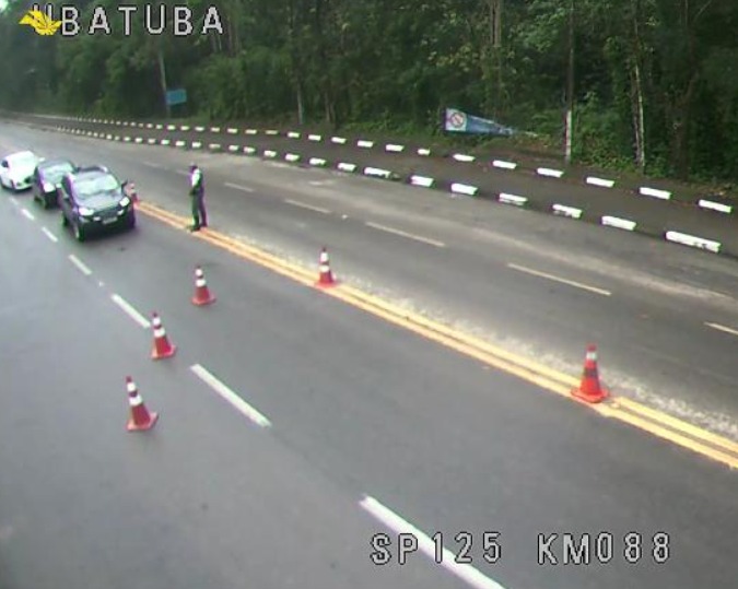 Derramamento de óleo na pista interdita Oswaldo Cruz em Ubatuba