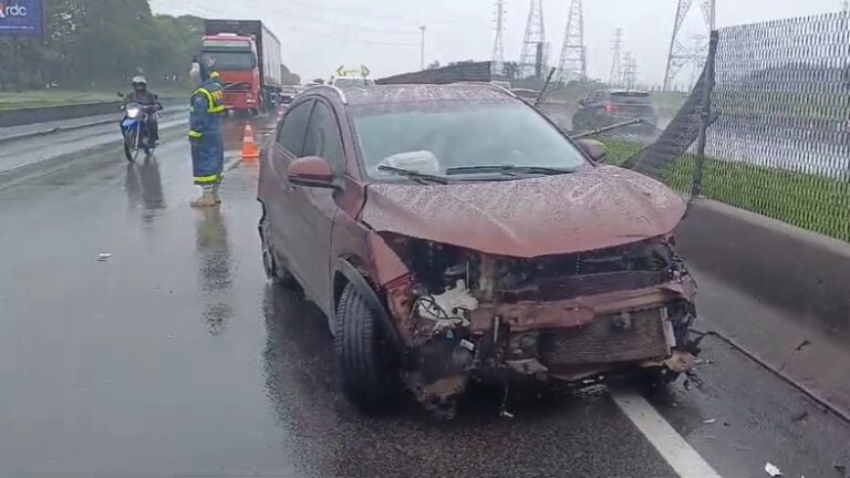 Mulher grávida fica ferida em acidente na Dutra em São José dos Campos