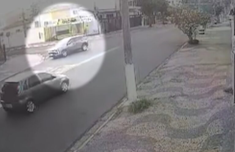 Ladrões jogam carro em cima de vítima e roubam motocicleta; veja vídeo