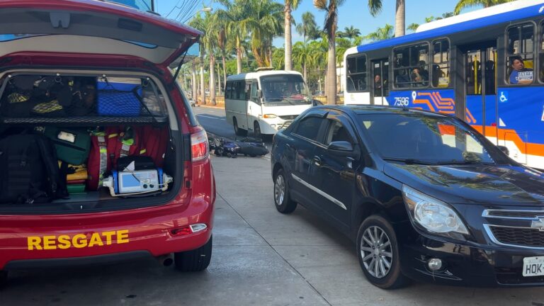 Criança de 10 anos é atropelada após acidente envolvendo moto e carro