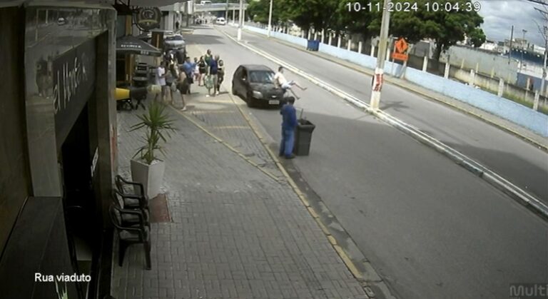 VÍDEO: Carro atropela pedestre e bate em viatura da PM em Aparecida
