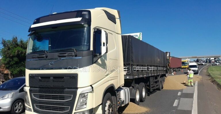 Engavetamento causa queda de 1 tonelada de café na Via Marginal em Sumaré