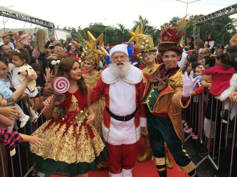 Com carreata de veículos antigos, Papai Noel chega ao Shopping Jardim Oriente
