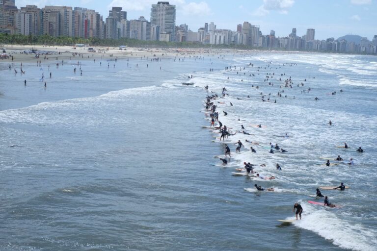 Trezentos surfistas acima de 50 anos tentam quebrar recorde mundial em Santos