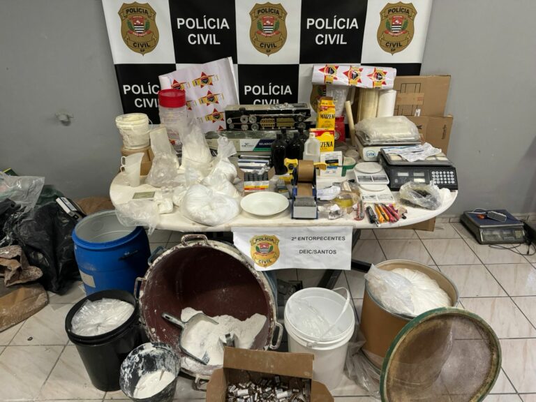 Laboratório de drogas é fechado pela Polícia Civil e membro do PCC é preso em Guarujá