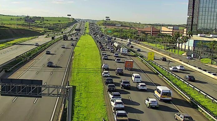 Dom Pedro tem congestionamento em Campinas após carreta que transportava pá eólica quebrar