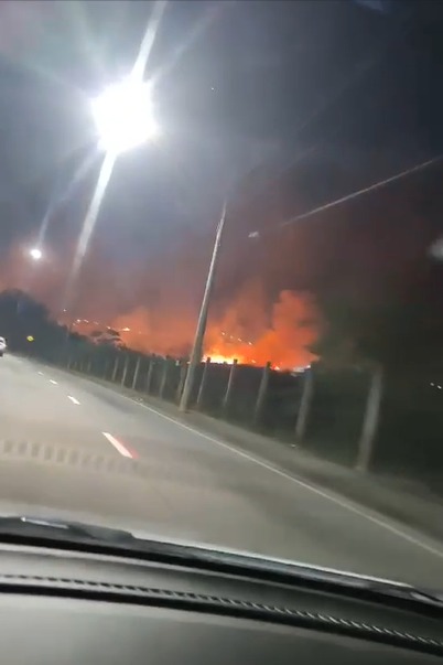VÍDEO: Incêndio de grandes proporções atinge área de mata no Urbanova, em São José VÍDEO: Incêndio de grandes proporções atinge área de mata no Urbanova, em São José