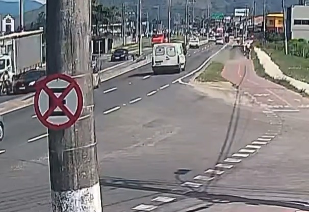 VÍDEO: Mulher e bebê de 7 meses são atropelados por carro em Caraguatatuba; Motorista foi preso