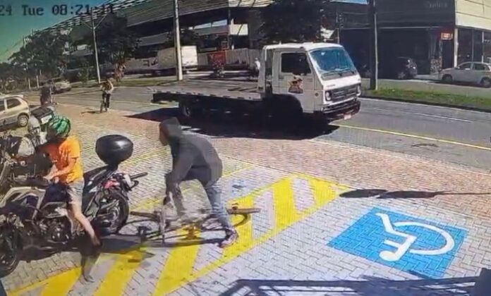 VÍDEO: Trio assalta motociclista e foge em Jacareí VÍDEO: Trio assalta motociclista e foge em Jacareí
