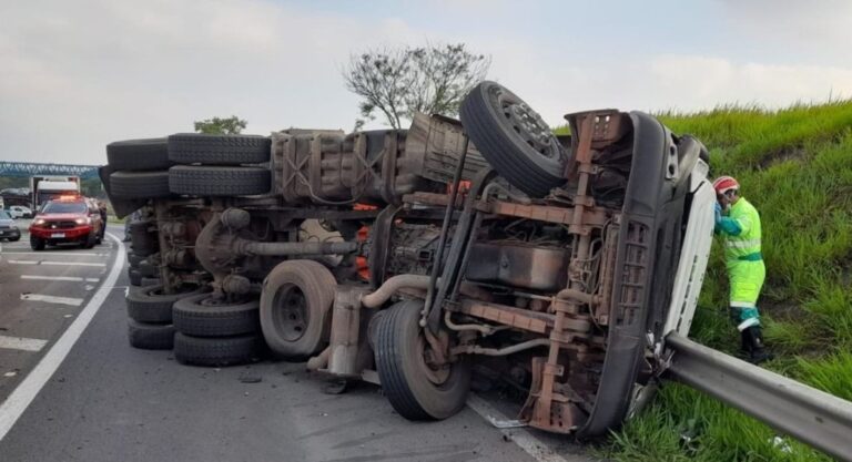 Carreta com carga importada de R$ 1 milhão tomba e interdita trecho de rodovia em Campinas