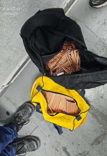 VÍDEO: Homem é preso após furtar 30 kg de tubos de cobre de empresa em São José dos Campos VÍDEO: Homem é preso após furtar 30 kg de tubos de cobre de empresa em São José dos Campos