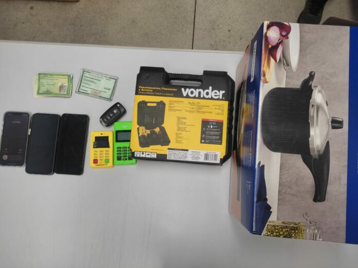 Dupla é presa por 'golpes da maquininha' em São José