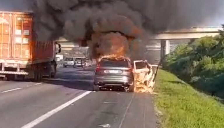 Carro híbrido pega fogo na rodovia dos Bandeirantes em Campinas