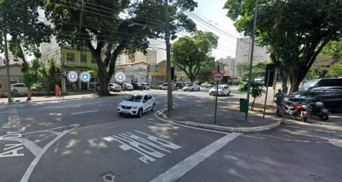 VÍDEO: Carro capota em avenida da região central de São José