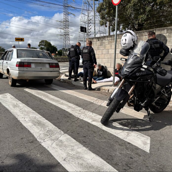Quatro são presos por furto de carro em São José; um deles era procurado por roubo de moto em outubro na cidade