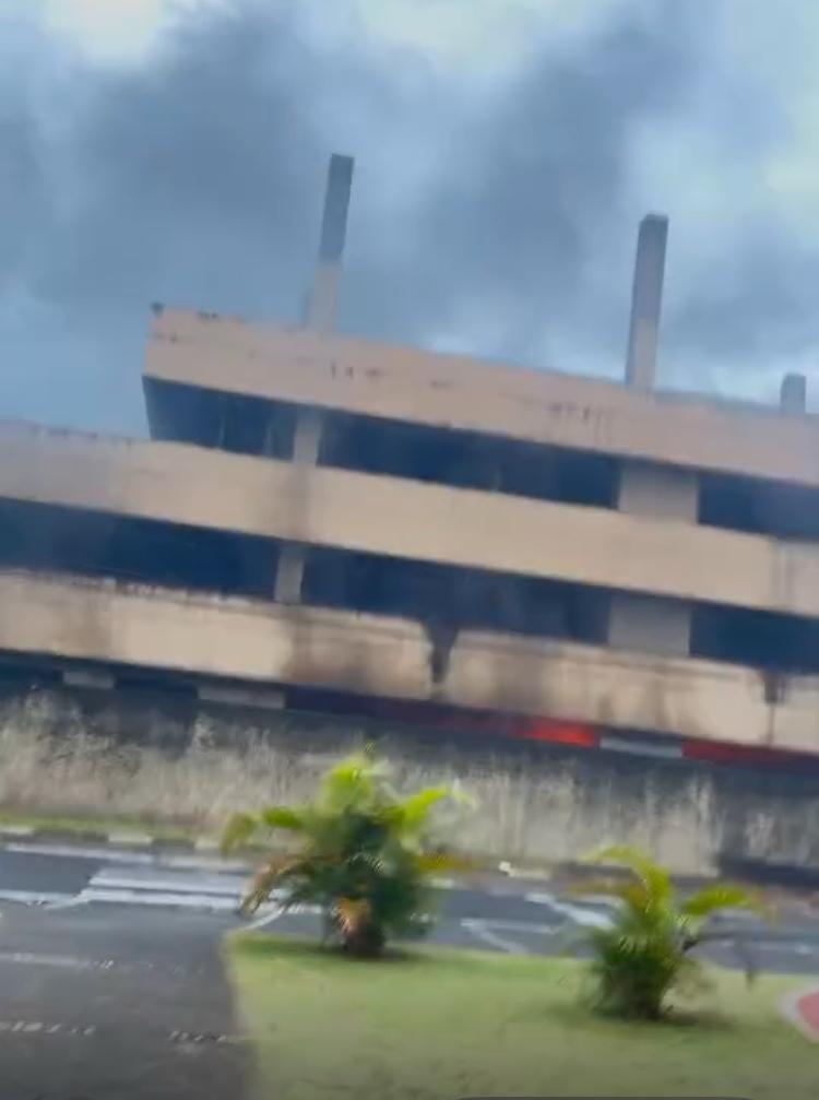 Incêndio atinge estacionamento do Estádio do Guarani
