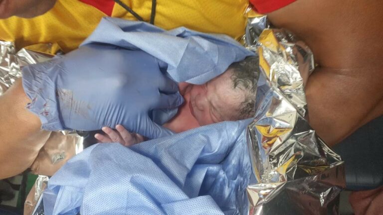 Mulher dá à luz dentro de carro e guarda-vidas presta assistência à família em Peruíbe