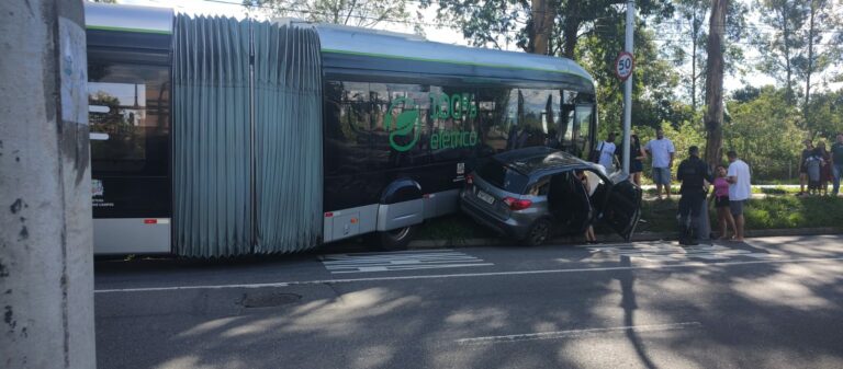 Acidente entre ônibus elétrico e carro deixa homem ferido em São José