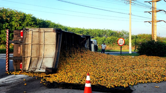 Caminhão de laranjas tomba em anel viário de Piracicaba; VÍDEO