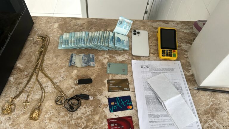 Polícia Civil cumpre mandado de busca e apreensão e alvo de operação tenta fugir em São Vicente