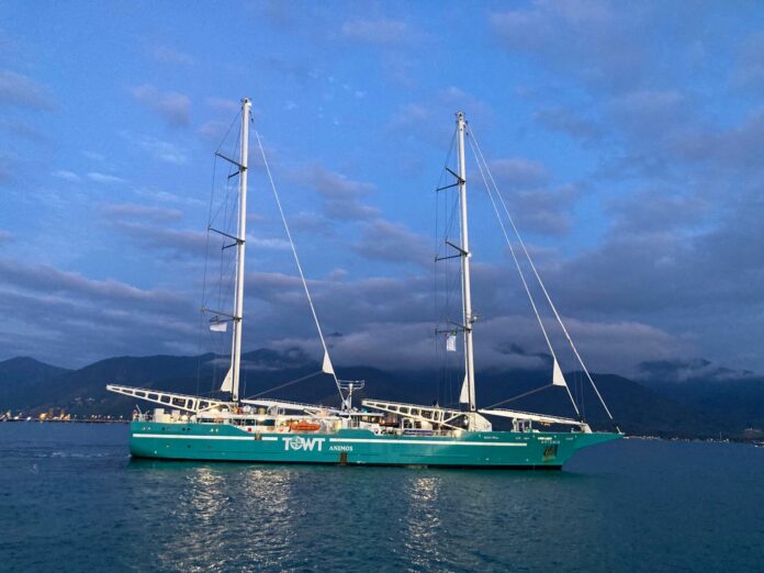 Veleiro-cargueiro parte do Porto de São Sebastião levando 600 toneladas de café até a França Veleiro-cargueiro parte do Porto de São Sebastião levando 600 toneladas de café até a França
