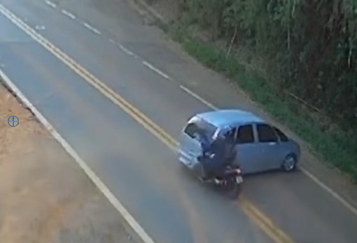 Homem quebra as duas pernas e o punho em acidente grave; veja o vídeo