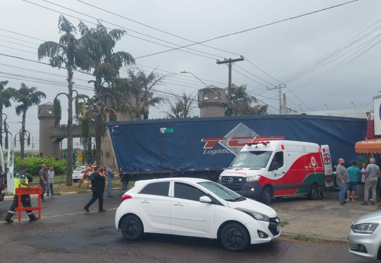 Carreta desgovernada invade imobiliária na entrada de Paulínia