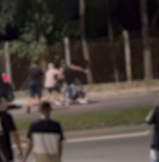 VÍDEO: Jovens brigam em avenida movimentada do Urbanova, em São José