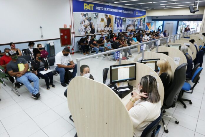 PAT de São José dos Campos começa a semana com quase 800 vagas de emprego